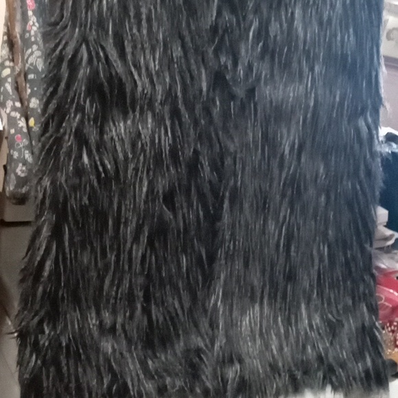 Adrianna Papell Faux Fur Vest (Plus sized) - Picture 4 of 17